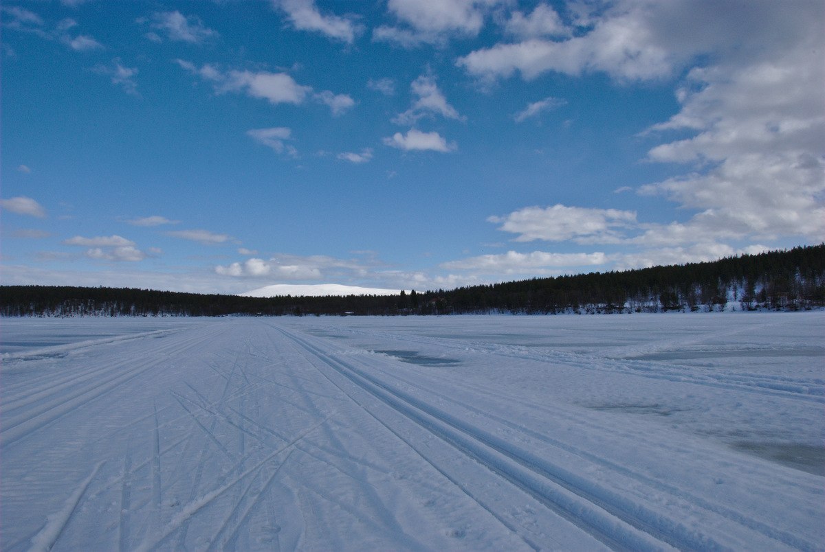 Skiing tracks on lake Ounasjärvi