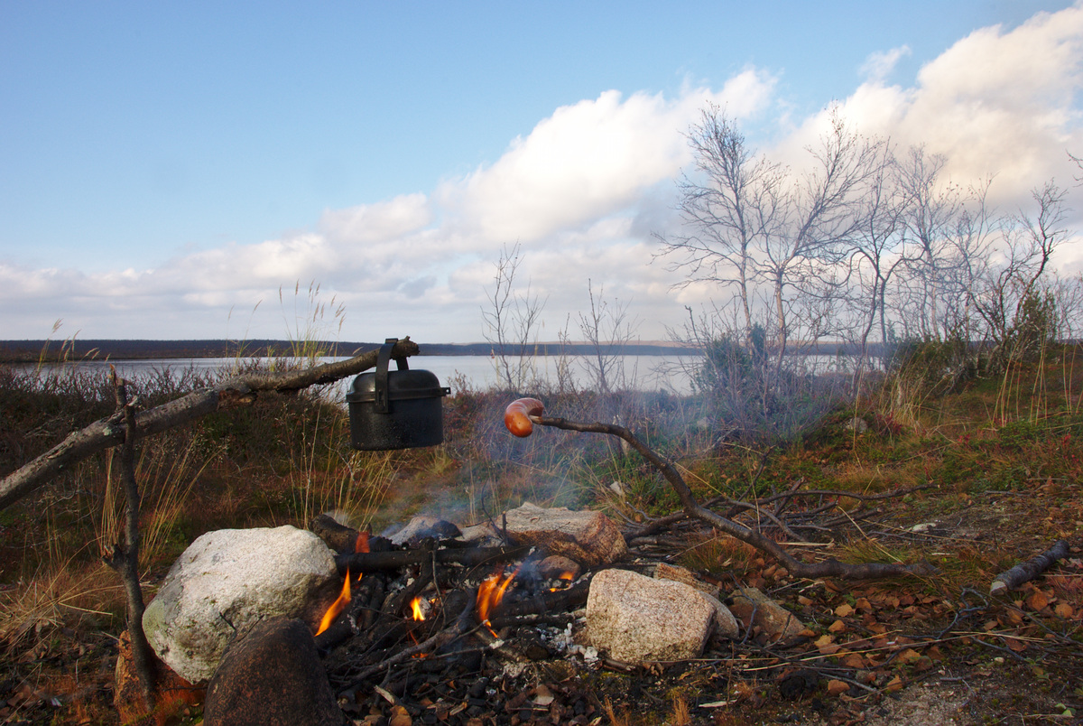 Dinner on the shore of lake Retkajärvi